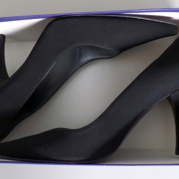 Stuart Weitzman Classy Black Pointed Heel - Picture 4 of 5